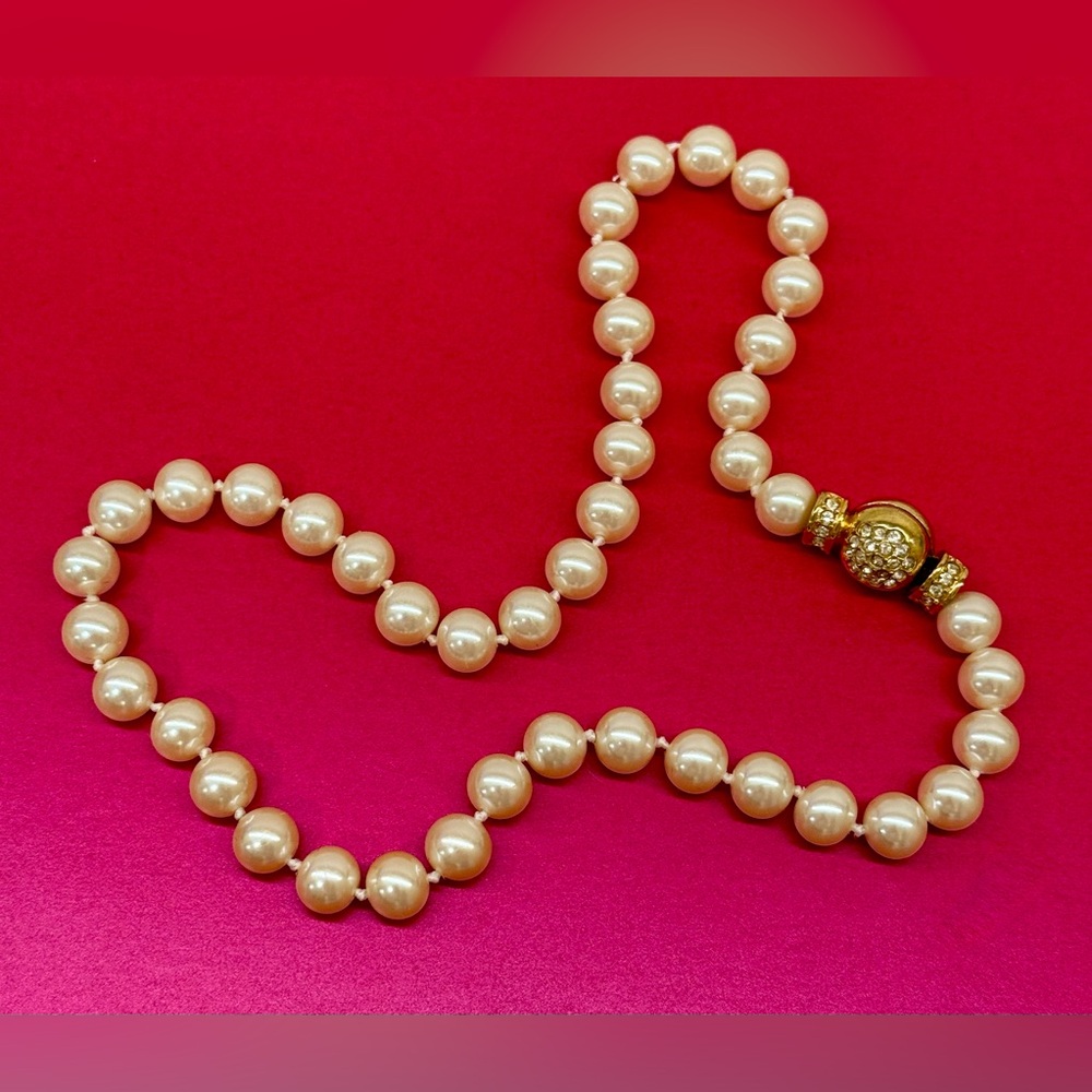 80’s Rau Klikit Vintage Faux Pearl Necklace w/ Gold & Rhinestone Clasp 🤍💛 16”
